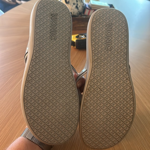 Vionic Tide sandals - Picture 3 of 3